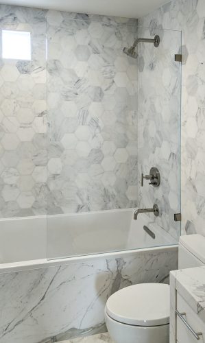 Splash Panel for a Bathtub with Low Iron Glass